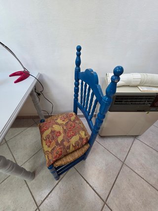 Mesa blanca y 2 sillas azules rústicas