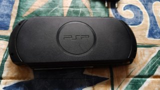 PSP E1000 Street Negra + 2 Juegos + Cargador