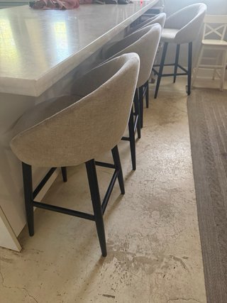 Taburetes tapizados beige y negro