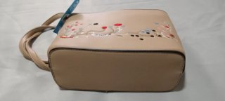 Bolso beige con bordado floral