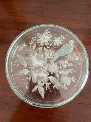 Caja de cristal con flores y pájaro
