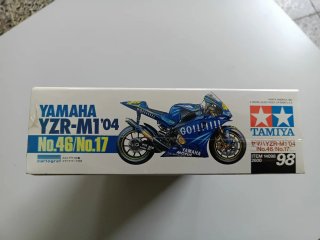 Tamiya Yamaha YZR-M1 '04 Valentino Rossi 1/12