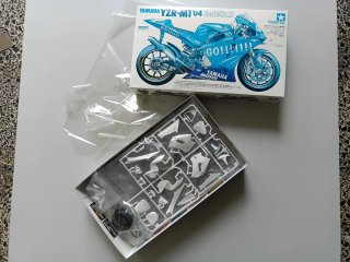 Tamiya Yamaha YZR-M1 '04 Valentino Rossi 1/12