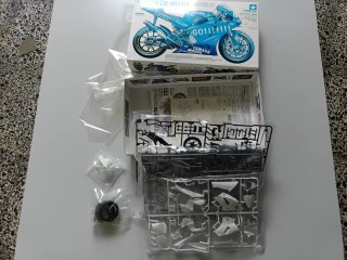 Tamiya Yamaha YZR-M1 '04 Valentino Rossi 1/12