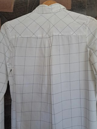 Camisa blanca de cuadros