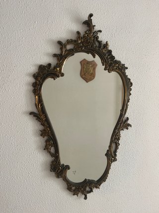 Espejo decorativo dorado con marco ornamentado