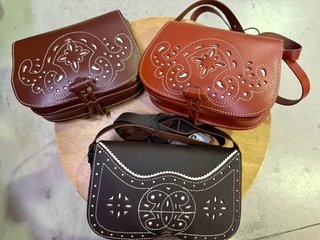 Bolso riñonera de cuero para romeria Rocio feria