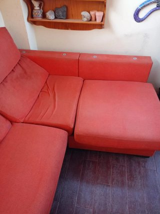 Sofá naranja de tela muy cómodo precio negociable