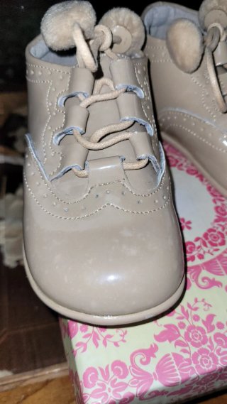 Zapato bebé niña beige pompón