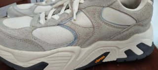 Tenis Oysho beige y grises