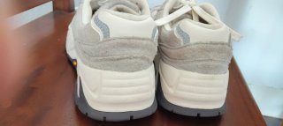 Tenis Oysho beige y grises
