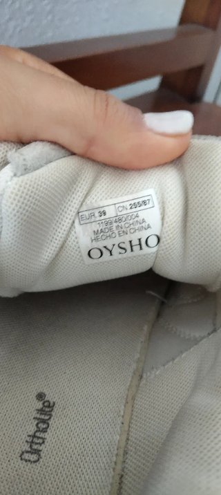 Tenis Oysho beige y grises
