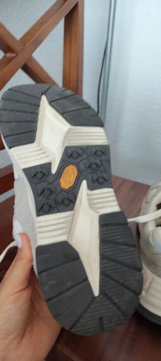 Tenis Oysho beige y grises