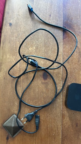 Apple TV HD 4K (2015) con cables