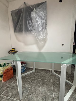 Escritorio de vidrio y metal Dispongo de dos