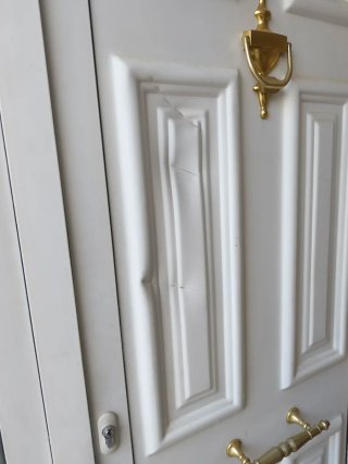 Puerta de calle blanca con cristal