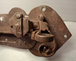 Serratura antica in ferro battuto
