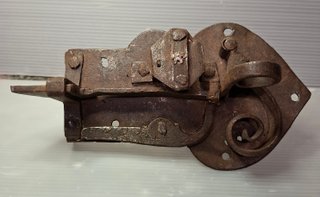 Serratura antica in ferro battuto