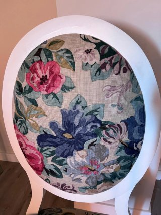 Sillas de salón blancas con estampado floral