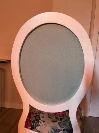 Sillas de salón blancas con estampado floral