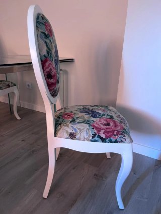 Sillas de salón blancas con estampado floral