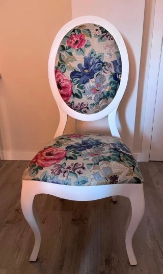 Sillas de salón blancas con estampado floral