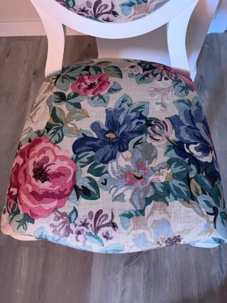 Sillas de salón blancas con estampado floral