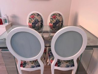 Sillas de salón blancas con estampado floral