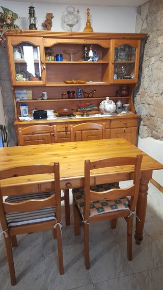 Vitrina, mesa y 4 sillas comedor madera