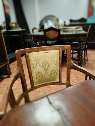 Mesa antigua de madera con 4 sillas verdes
