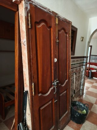 Puerta de madera maciza