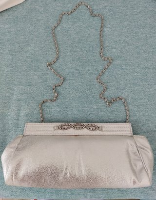 Bolso de fiesta plateado con pedrería