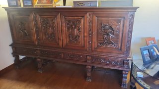 Mueble antiguo de madera tallada