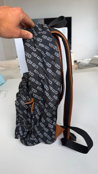 Mochila Kenzo negra con detalles marrones