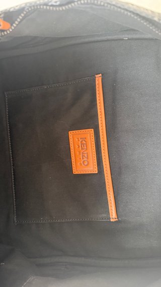 Mochila Kenzo negra con detalles marrones