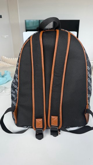 Mochila Kenzo negra con detalles marrones