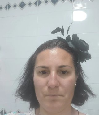Tocado negro flor y plumas.