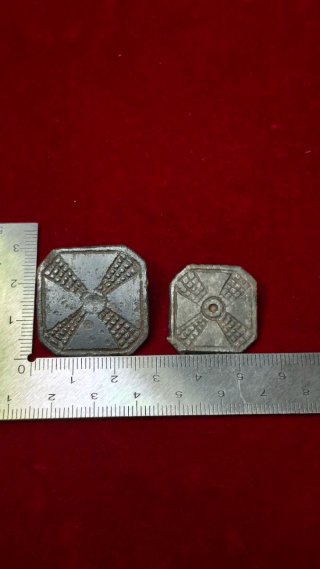 2 Botones antiguos de gran tamaño