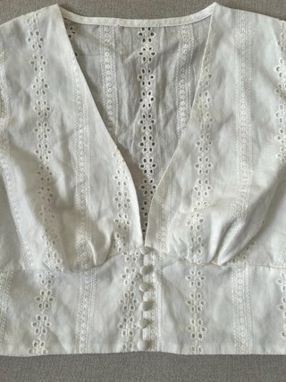 Blusa blanca bordada manga corta