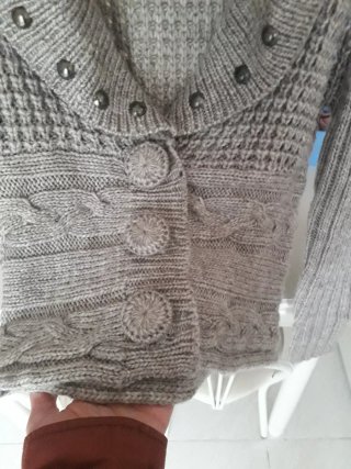 Chaqueta de punto beige con adornos