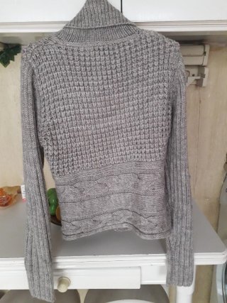 Chaqueta de punto beige con adornos