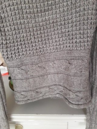 Chaqueta de punto beige con adornos