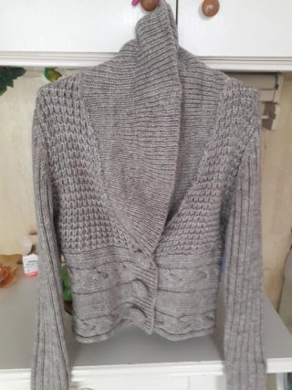 Chaqueta de punto beige con adornos