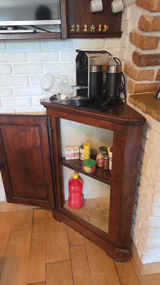 Coppia di angoliere artigianali in legno e vetro