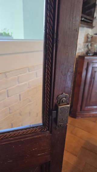 Coppia di angoliere artigianali in legno e vetro