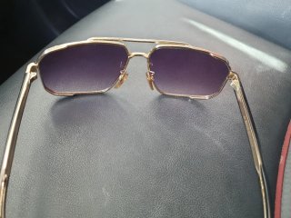 Gafas de sol doradas y moradas