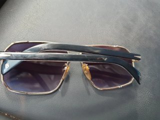 Gafas de sol doradas y moradas
