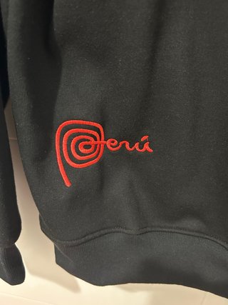 Sudadera Negra con Logo Perú Rojo M