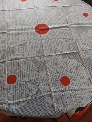 Tovaglia rotonda vintage con pois rossi