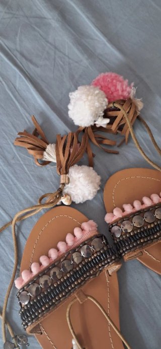Sandalias de verano con pompones y abalorios